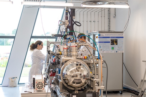 High Pressure X-ray Phototelectron Spectroscopy (HP-XPS)